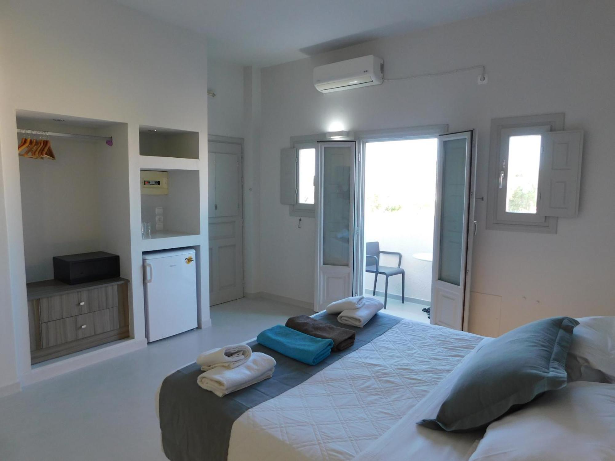 Happy Fish Rooms- Beachfront Perissa (Santorini) Exterior photo
