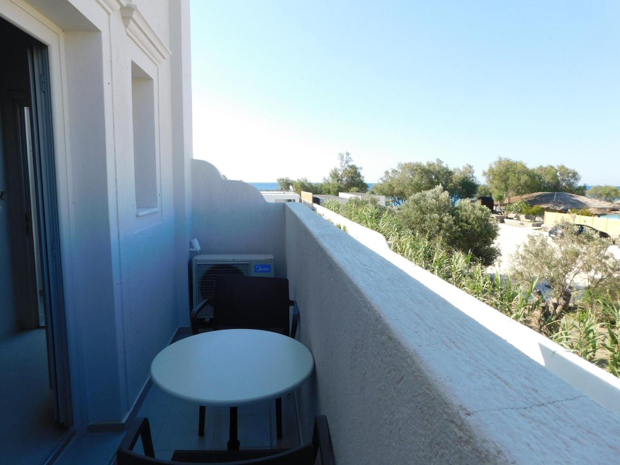 Happy Fish Rooms- Beachfront Perissa (Santorini) Exterior photo