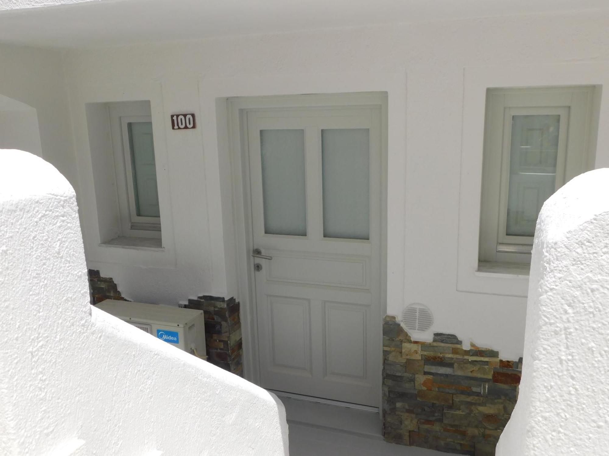 Happy Fish Rooms- Beachfront Perissa (Santorini) Exterior photo