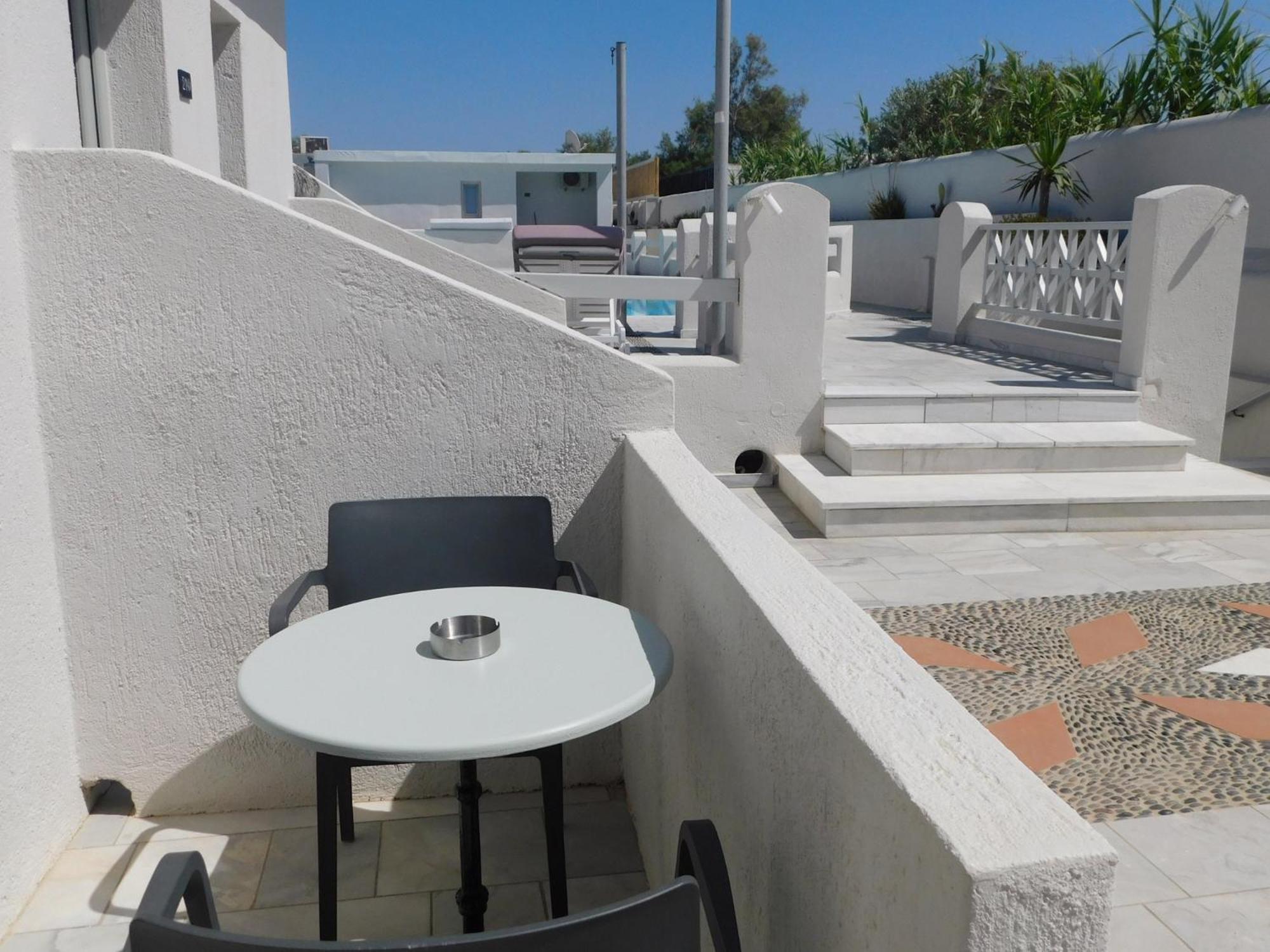 Happy Fish Rooms- Beachfront Perissa (Santorini) Exterior photo