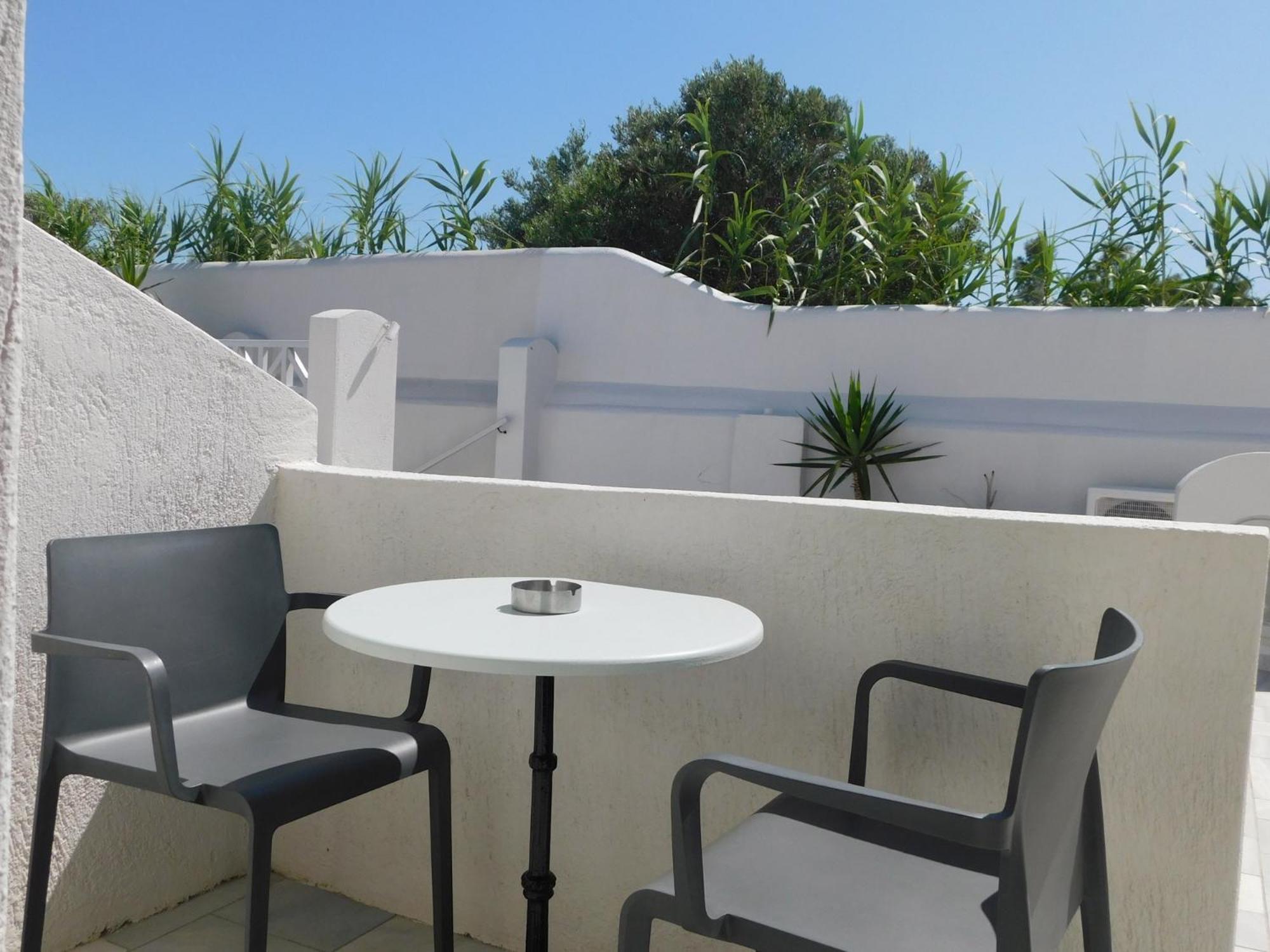 Happy Fish Rooms- Beachfront Perissa (Santorini) Exterior photo