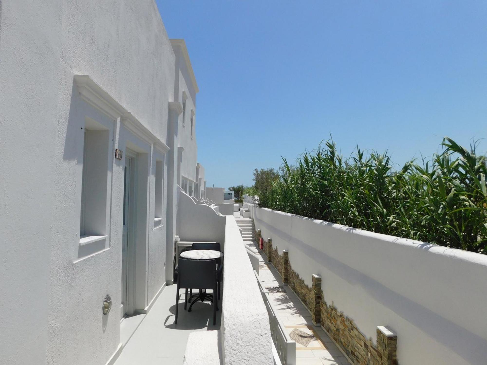 Happy Fish Rooms- Beachfront Perissa (Santorini) Exterior photo
